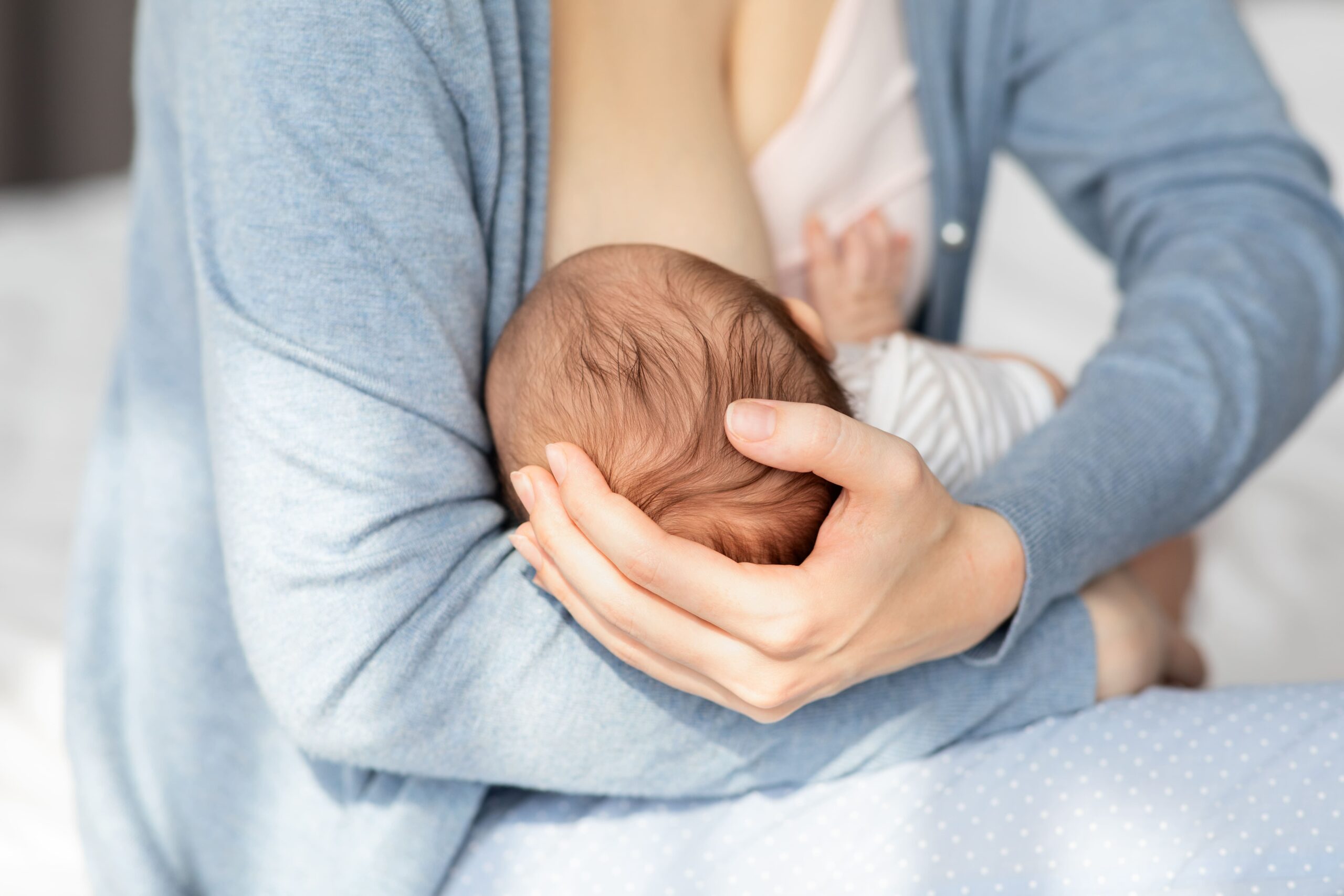 Dojčenie: Kompletný sprievodca od prvého priloženia po odstavenie